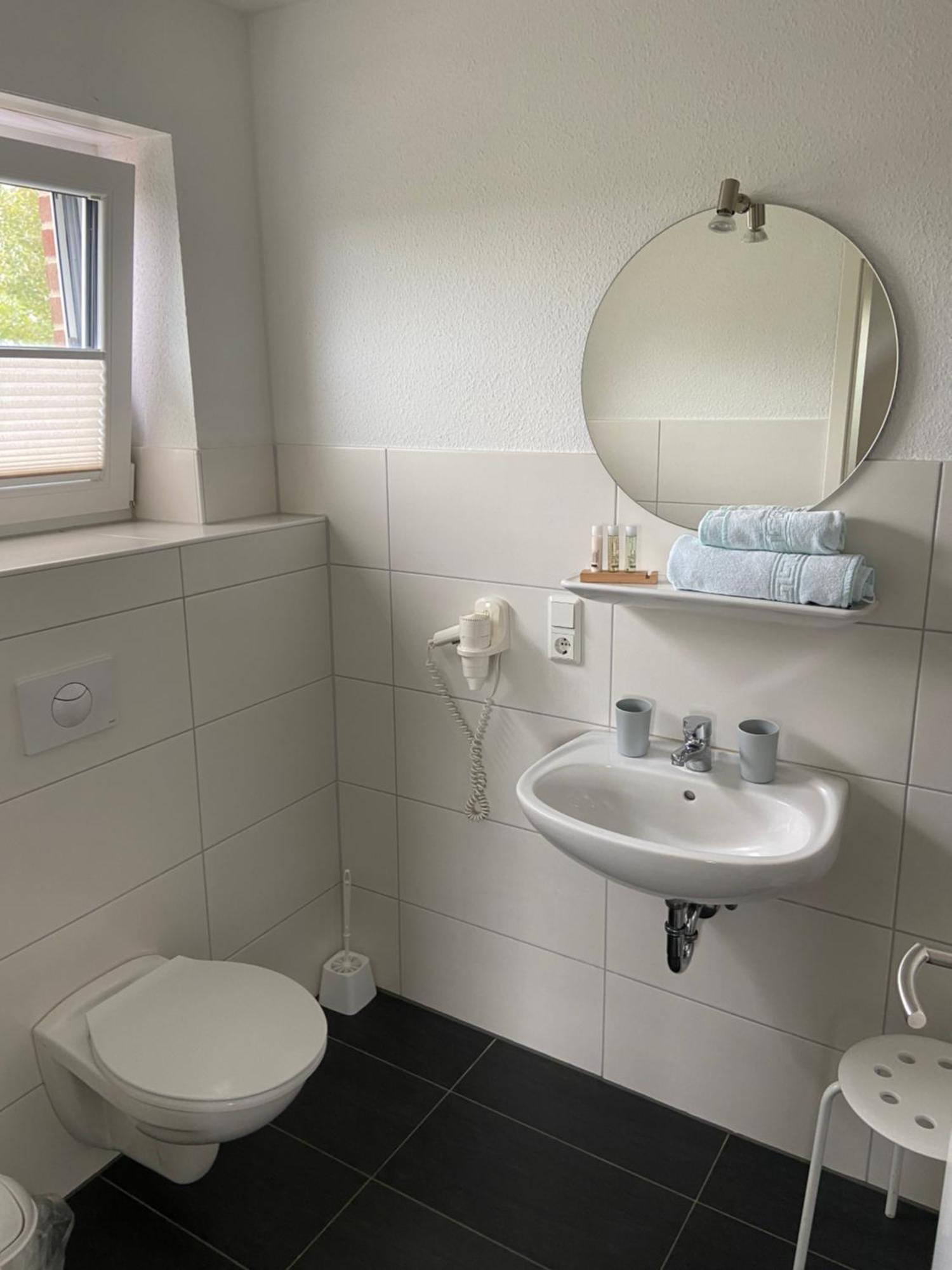 Hotel Zum Grossen Krug Wirdum Bagian luar foto