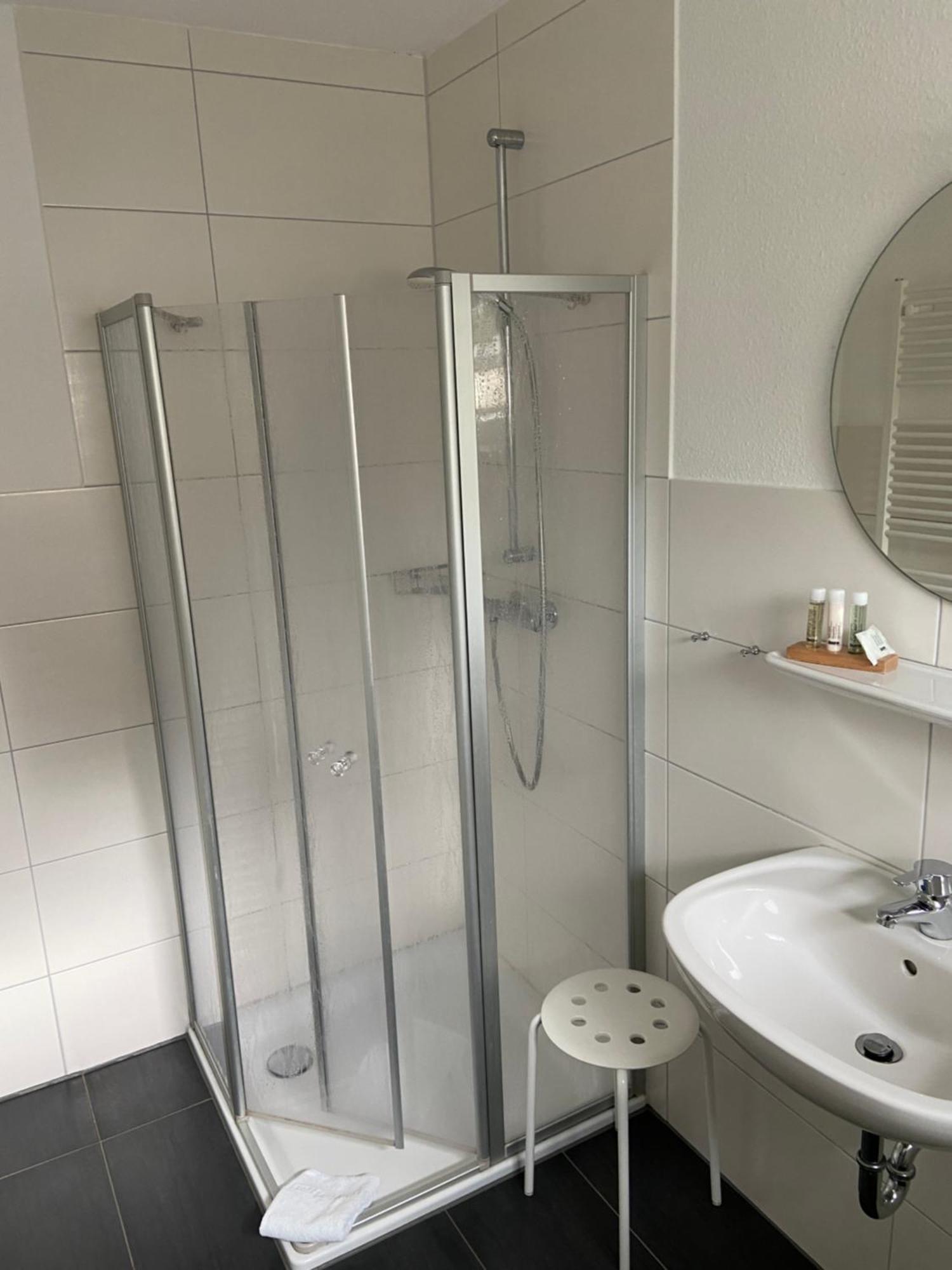 Hotel Zum Grossen Krug Wirdum Bagian luar foto