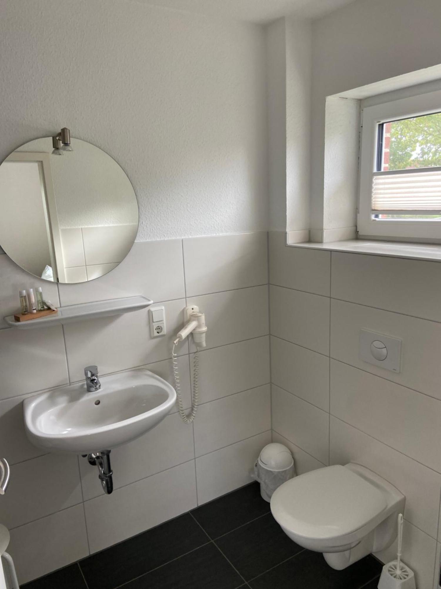 Hotel Zum Grossen Krug Wirdum Bagian luar foto